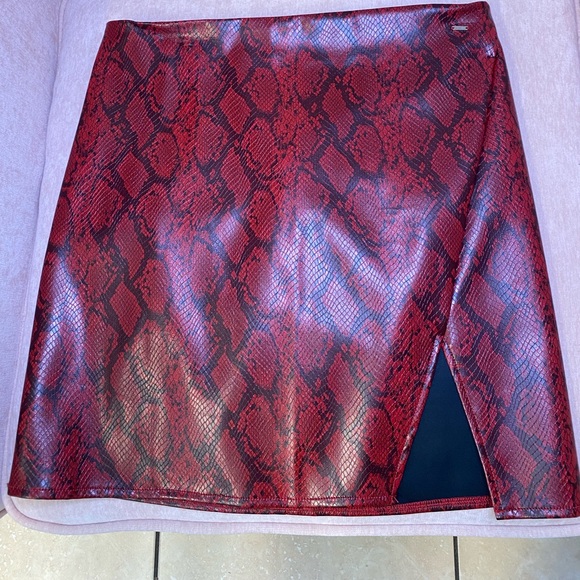 Red Kobra print mini skirt GUESS size Medium brand new. - Picture 3 of 4